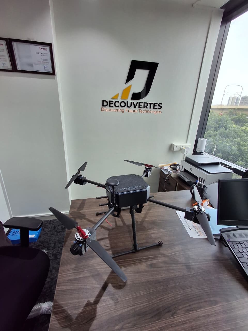 Decouvertes VISION quadcopter at the office